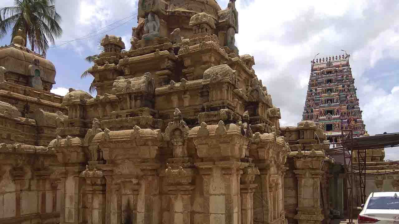 ಬೇಗೂರು ನಾಗನಾಥೇಶ್ವರ ದೇವಾಲಯ(Begur Naganatheshwara Temple): ಪಂಚ ಲಿಂಗೇಶ್ವರ ಎಂದೂ ಕರೆಯಲ್ಪಡುವ ಬೇಗೂರು ನಾಗನಾಥೇಶ್ವರ ದೇವಾಲಯ ಬೆಂಗಳೂರಿನ ಹೊಸೂರು ರಸ್ತೆಯಲ್ಲಿ (ಎಲೆಕ್ಟ್ರಾನಿಕ್ ಸಿಟಿಗೆ ಹೋಗುವ ದಾರಿಯಲ್ಲಿ) ಬೇಗೂರು ಎಂಬ ಹಳ್ಳಿಯಲ್ಲಿದೆ. ಇದನ್ನು ಸುಮಾರು 1300 ವರ್ಷಗಳಷ್ಟು ಪುರಾತನವಾದದ್ದು. ಚೋಳ ವಂಶದ ಮೊದಲನೇಯ ಕುಲಾತುಂಗ ರಾಜಾ ಹಾಗು ತಲಕಾಡ್ ಗಂಗಾ ವಂಶದ ರಾಜಸಿಂಹನಂದಿ ಈ ದೇವಸ್ಥಾನವನ್ನು ಕಟ್ಟಿಸಿದರು. ವಿಶೇಷವೆಂದರೆ ಇಲ್ಲಿ ಪಂಚ ಲಿಂಗಗಳಿವೆ. ಹೀಗಾಗಿ ಇದನ್ನು ಪಂಚಲಿಂಗೇಶ್ವರ ದೇವಾಲಯ ಎಂತಲೂ ಕರೆಯಲಾಗುತ್ತದೆ.  