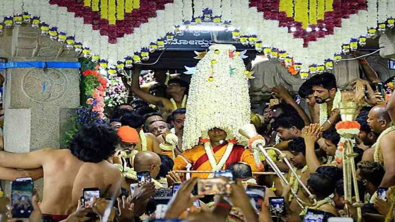 ಇತಿಹಾಸ ಪ್ರಸಿದ್ಧ ಬೆಂಗಳೂರು ಕರಗ ಉತ್ಸವಕ್ಕೆ ಅಧಿಕೃತ ಚಾಲನೆ; ರಥದಲ್ಲಿ ದೇವರ ಮೂರ್ತಿ ಪ್ರತಿಷ್ಠಾಪಿಸಿ ವಿಶೇಷ ಅಲಂಕಾರ