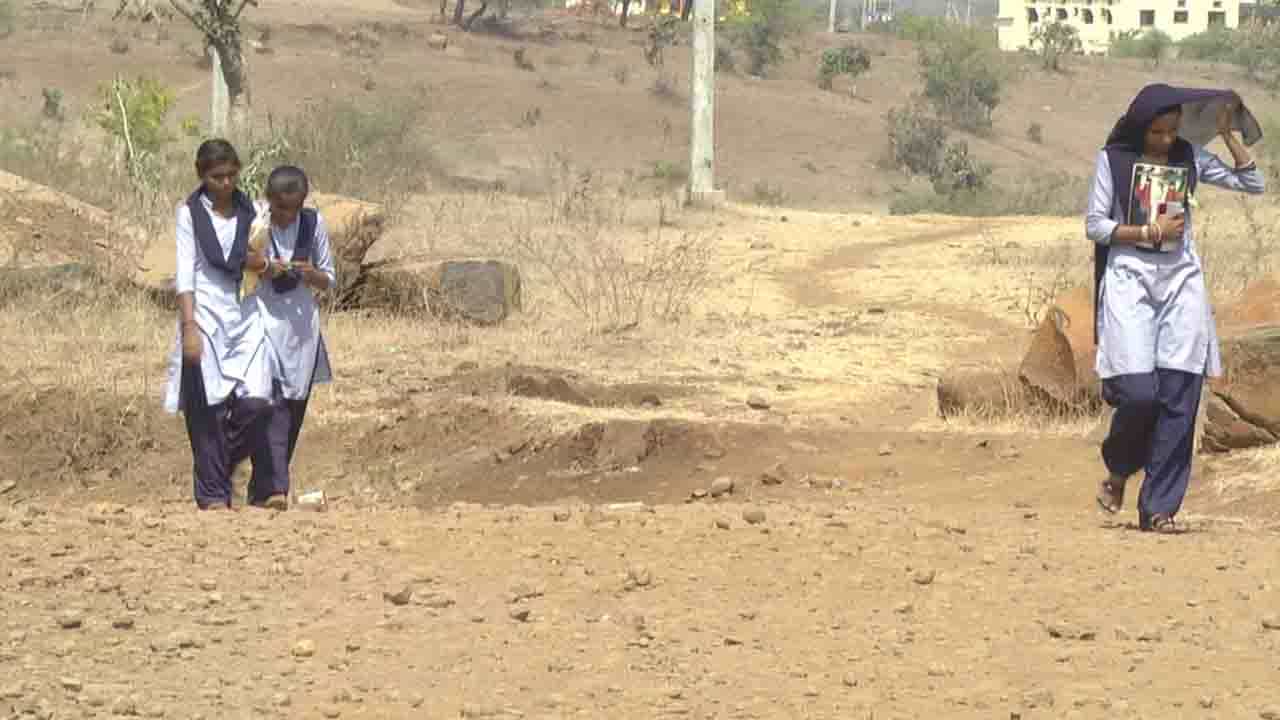 ಮೂರು ವರ್ಷ ಕಳೆದ್ರೂ ಟಾರ್ ಕಾಣದ ರಸ್ತೆಗಳಲ್ಲೇ ಕಾಲೇಜು ವಿದ್ಯಾರ್ಥಿಗಳ ಪರದಾಟ: ಕೊನೆಗೆ ಕೋರ್ಟ್ ಮೆಟ್ಟಿಲೇರಿದ ವಿದ್ಯಾರ್ಥಿಗಳು ಮೂರು ವರ್ಷ ಕಳೆದ್ರೂ ಟಾರ್ ಕಾಣದ ರಸ್ತೆಗಳಲ್ಲೇ ಕಾಲೇಜು ವಿದ್ಯಾರ್ಥಿಗಳ ಪರದಾಟ: ಕೊನೆಗೆ ಕೋರ್ಟ್ ಮೆಟ್ಟಿಲೇರಿದ ವಿದ್ಯಾರ್ಥಿಗಳು