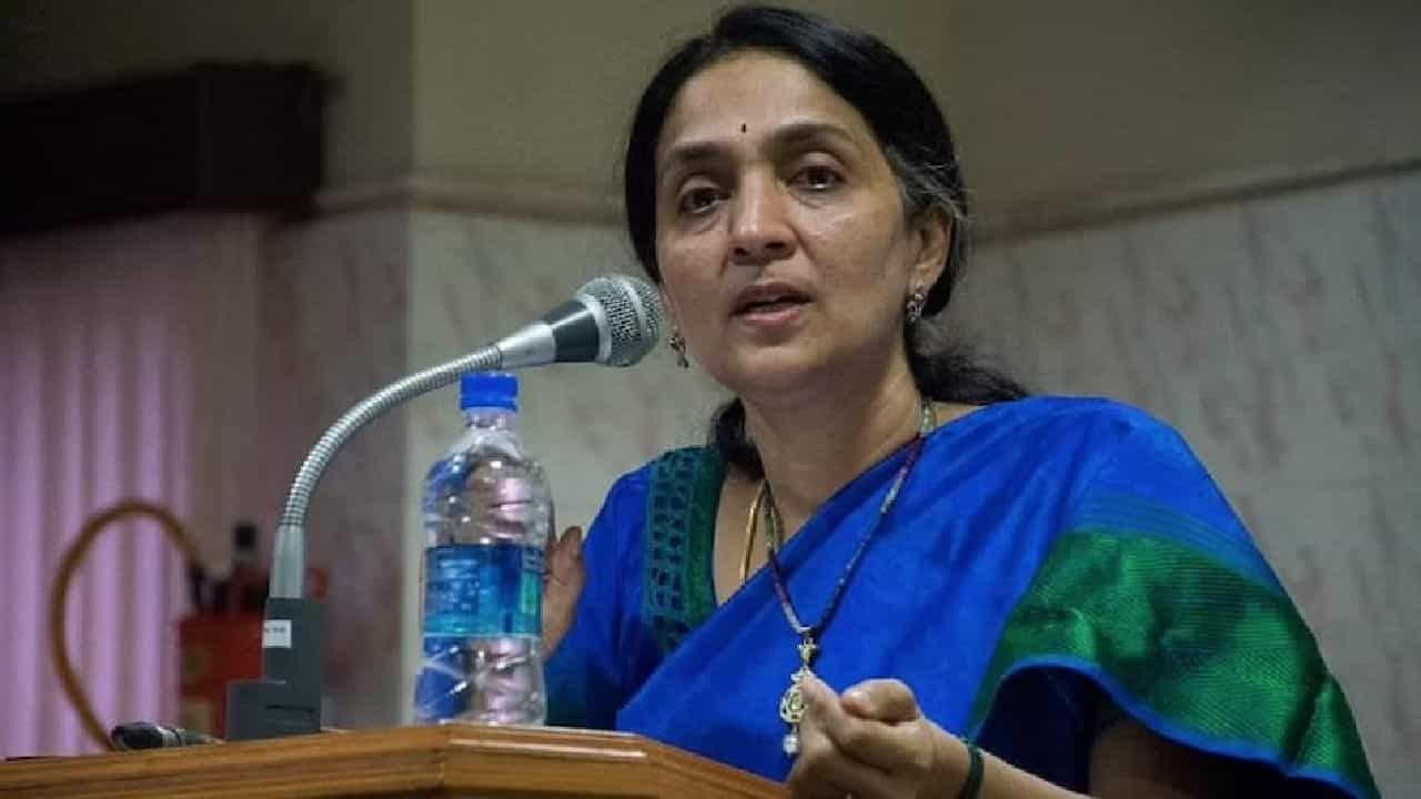 NSE Scam: ಎನ್ಎಸ್ಇ ಮಾಜಿ ಎಂಡಿ ಚಿತ್ರಾ ರಾಮಕೃಷ್ಣಗೆ ಸಹಾಯ ಮಾಡುತ್ತಿದ್ದ ನಿಗೂಢ ಬಾಬಾ ಯಾರು?; ರಹಸ್ಯದ ಬೆನ್ನತ್ತಿದ ಸಿಬಿಐ NSE Scam: ಎನ್ಎಸ್ಇ ಮಾಜಿ ಎಂಡಿ ಚಿತ್ರಾ ರಾಮಕೃಷ್ಣಗೆ ಸಹಾಯ ಮಾಡುತ್ತಿದ್ದ ನಿಗೂಢ ಬಾಬಾ ಯಾರು?; ರಹಸ್ಯದ ಬೆನ್ನತ್ತಿದ ಸಿಬಿಐ