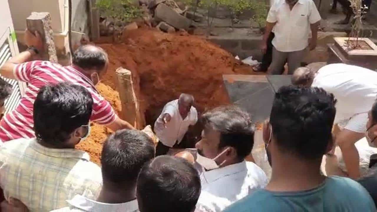ಜನವಸತಿ ಪ್ರದೇಶದಲ್ಲಿ ಶವ ಸಂಸ್ಕಾರ; ಪ್ರಶ್ನಿಸಿದ ಲೇಔಟ್ ಅಸೋಸಿಯೇಷನ್ ಅಧ್ಯಕ್ಷರಿಗೆ ಮೃತರ ಸಂಬಂಧಿಗಳಿಂದ ಕಲ್ಲೇಟು ಜನವಸತಿ ಪ್ರದೇಶದಲ್ಲಿ ಶವ ಸಂಸ್ಕಾರ; ಪ್ರಶ್ನಿಸಿದ ಲೇಔಟ್ ಅಸೋಸಿಯೇಷನ್ ಅಧ್ಯಕ್ಷರಿಗೆ ಮೃತರ ಸಂಬಂಧಿಗಳಿಂದ ಕಲ್ಲೇಟು