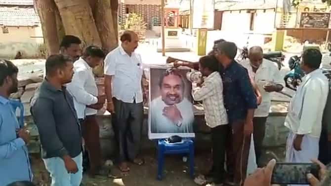 ಭಗವಾದ್ವಜ ಹೇಳಿಕೆ ಸಮರ್ಥಿಸಿಕೊಂಡ ಬಿಜೆಪಿ ಮುಖಂಡರು ಈಶ್ವರಪ್ಪ ಭಾವಚಿತ್ರಕ್ಕೆ ಹಾಲಿನ ಅಭಿಷೇಕ ಮಾಡಿದರು!