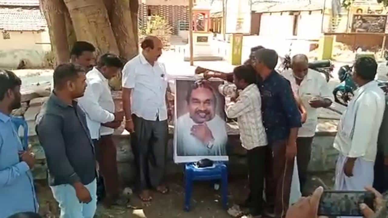 ಭಗವಾದ್ವಜ ಹೇಳಿಕೆ ಸಮರ್ಥಿಸಿಕೊಂಡ ಬಿಜೆಪಿ ಮುಖಂಡರು ಈಶ್ವರಪ್ಪ ಭಾವಚಿತ್ರಕ್ಕೆ ಹಾಲಿನ ಅಭಿಷೇಕ ಮಾಡಿದರು! ಭಗವಾದ್ವಜ ಹೇಳಿಕೆ ಸಮರ್ಥಿಸಿಕೊಂಡ ಬಿಜೆಪಿ ಮುಖಂಡರು ಈಶ್ವರಪ್ಪ ಭಾವಚಿತ್ರಕ್ಕೆ ಹಾಲಿನ ಅಭಿಷೇಕ ಮಾಡಿದರು!