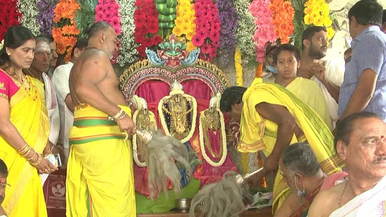 ದೇವನಹಳ್ಳಿ: ರತ್ನಖಚಿತ ವಜ್ರಾಭರಣಗಳ ಜಾತ್ರೆ; ಸರ್ಕಾರದ ಖಜಾನೆಯಿಂದ ಹೊರಬಂದ ಆಭರಣ ನೋಡಲು ಮುಗಿಬಿದ್ದ ಭಕ್ತರು ದೇವನಹಳ್ಳಿ: ರತ್ನಖಚಿತ ವಜ್ರಾಭರಣಗಳ ಜಾತ್ರೆ; ಸರ್ಕಾರದ ಖಜಾನೆಯಿಂದ ಹೊರಬಂದ ಆಭರಣ ನೋಡಲು ಮುಗಿಬಿದ್ದ ಭಕ್ತರು