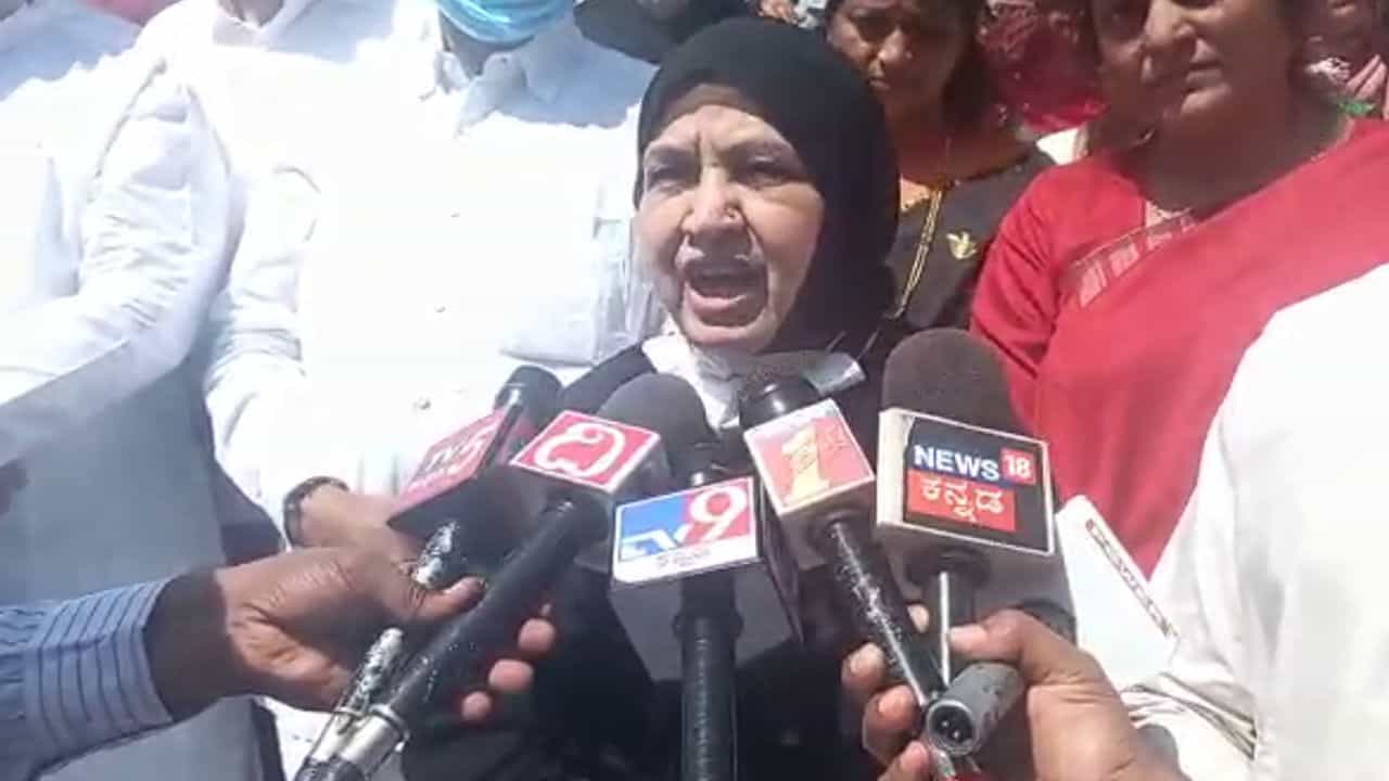 ನಾನು ವಿಧಾನಸೌಧದಲ್ಲಿ ಹಿಜಾಬ್ ಧರಿಸಿಯೇ ಕೂರುತ್ತೇನೆ, ಧೈರ್ಯವಿದ್ರೆ ತಡೆಯಲಿ: ಶಾಸಕಿ ಖನೀಜ್ ಫಾತೀಮಾ ಸವಾಲ್ ನಾನು ವಿಧಾನಸೌಧದಲ್ಲಿ ಹಿಜಾಬ್ ಧರಿಸಿಯೇ ಕೂರುತ್ತೇನೆ, ಧೈರ್ಯವಿದ್ರೆ ತಡೆಯಲಿ: ಶಾಸಕಿ ಖನೀಜ್ ಫಾತೀಮಾ ಸವಾಲ್
