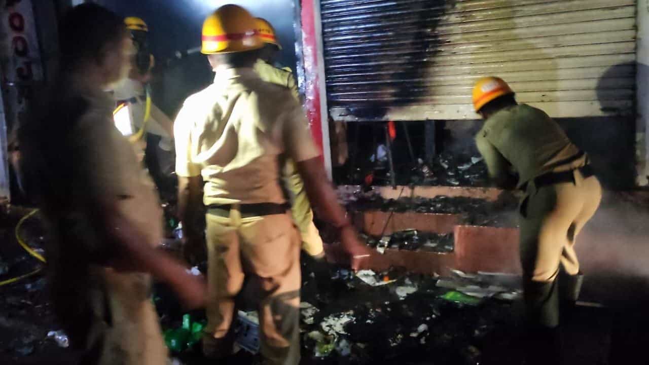ಕಾರವಾರ: ಶಾರ್ಟ್ ಸರ್ಕ್ಯೂಟ್ನಿಂದ ಹೊತ್ತಿ ಉರಿದ 2 ಅಂಗಡಿಗಳು; 8 ಲಕ್ಷ ರೂಪಾಯಿಗೂ ಅಧಿಕ ಮೌಲ್ಯದ ಹಾನಿ ಕಾರವಾರ: ಶಾರ್ಟ್ ಸರ್ಕ್ಯೂಟ್ನಿಂದ ಹೊತ್ತಿ ಉರಿದ 2 ಅಂಗಡಿಗಳು; 8 ಲಕ್ಷ ರೂಪಾಯಿಗೂ ಅಧಿಕ ಮೌಲ್ಯದ ಹಾನಿ