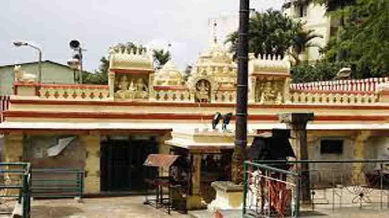 ಗವಿ ಗಂಗಾಧರೇಶ್ವರ ದೇವಸ್ಥಾನ(Gavi Gangadhareshwara Temple) ಗವಿ ಗಂಗಾಧರೇಶ್ವರ ಗವಿಪುರಂನಲ್ಲಿರುವ ಪುರಾತನ ಗುಹಾ ದೇವಾಲಯವಾಗಿದೆ. ಇದು ಶಿವನಿಗೆ ಅರ್ಪಿತವಾದ ದೇವಾಲಯವಾಗಿದ್ದು ಮಕರ ಸಂಕ್ರಾಂತಿ ಹಬ್ಬದ ಸಂಜೆ, ಸೂರ್ಯನ ಬೆಳಕು ನಂದಿ ಪ್ರತಿಮೆಯ ಕೊಂಬಿನ ಮೂಲಕ ಹಾದು ನೇರವಾಗಿ ಲಿಂಗದ ಮೇಲೆ ಬೀಳುತ್ತದೆ. ಈ ಚಮತ್ಕಾರವು ಪ್ರತಿ ವರ್ಷ ಹಬ್ಬದ ದಿನದಂದು ನಡೆಯುತ್ತದೆ. ಶಿವರಾತ್ರಿಯಂದು ಇಲ್ಲಿಗೆ ಸಾವಿರಾರು ಭಕ್ತರು ಭೇಟಿ ನೀಡಿ ದೇವರ ದರ್ಶನ ಪಡೆಯುತ್ತಾರೆ. 