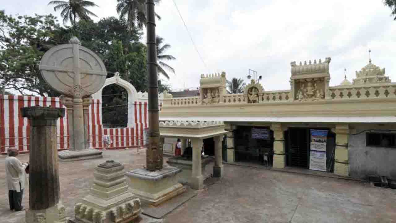 ಗವಿಪುರಂ ಗುಹೆ ದೇವಾಲಯ(Gavi Gangadhareshwara Temple): ಬೆಂಗಳೂರಿನ ಅತ್ಯಂತ ಹಳೆಯ ದೇವಾಲಯಗಳಲ್ಲಿ ಒಂದಾಗಿರುವ ಶ್ರೀ ಗವಿ ಗಂಗಾಧರೇಶ್ವರ ದೇವಸ್ಥಾನವು ಶಿವನಿಗೆ ಅರ್ಪಿತವಾದ ದೇವಾಲಯ. ಇದನ್ನು 16ನೇ ಶತಮಾನದಲ್ಲಿ ಬೆಂಗಳೂರಿನ ಸಂಸ್ಥಾಪಕ ಕೆಂಪೇಗೌಡರು ನಿರ್ಮಿಸಿದ್ದಾರೆ ಎನ್ನಲಾಗಿದೆ. ಹಾಘೂ ಈ ದೇವಾಲಯವು ತ್ರೇತಾ ಯುಗಕ್ಕೂ ಹಿಂದಿನದು ಎನ್ನಲಾಗುತ್ತೆ. ಈ ದೇವಾಲಯದಲ್ಲಿ ಗೌತಮ ಮುನಿ ಶಿವನನ್ನು ಪೂಜಿಸಿದ್ದನಂತೆ. ವಿಶೇಷವೆಂದರೆ ಪ್ರತಿ ವರ್ಷ ಮಕರ ಸಂಕ್ರಾಂತಿ ದಿನ ಸೂರ್ಯಾಸ್ತದ ಸೂರ್ಯನ ಕಿರಣಗಳು ಕಿಟಕಿಯನ್ನು ಪ್ರವೇಶಿಸಿ ನಂದಿಯ ಕೊಂಬುಗಳ ನಡುವೆ ಹಾದು ಶಿವಲಿಂಗದ ಮೇಲೆ ಬೀಳುತ್ತದೆ.