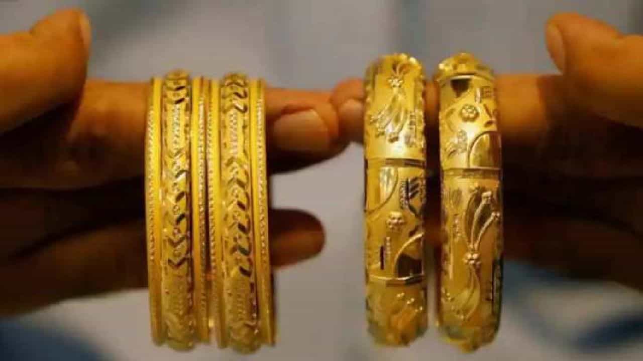 Gold Price Today: ಭಾರೀ ಕುಸಿತಗೊಂಡ ಚಿನ್ನದ ದರ; 1,500 ರೂ. ಕುಸಿತಗೊಂಡ ಬೆಳ್ಳಿ ಬೆಲೆ Gold Price Today: ಭಾರೀ ಕುಸಿತಗೊಂಡ ಚಿನ್ನದ ದರ; 1,500 ರೂ. ಕುಸಿತಗೊಂಡ ಬೆಳ್ಳಿ ಬೆಲೆ