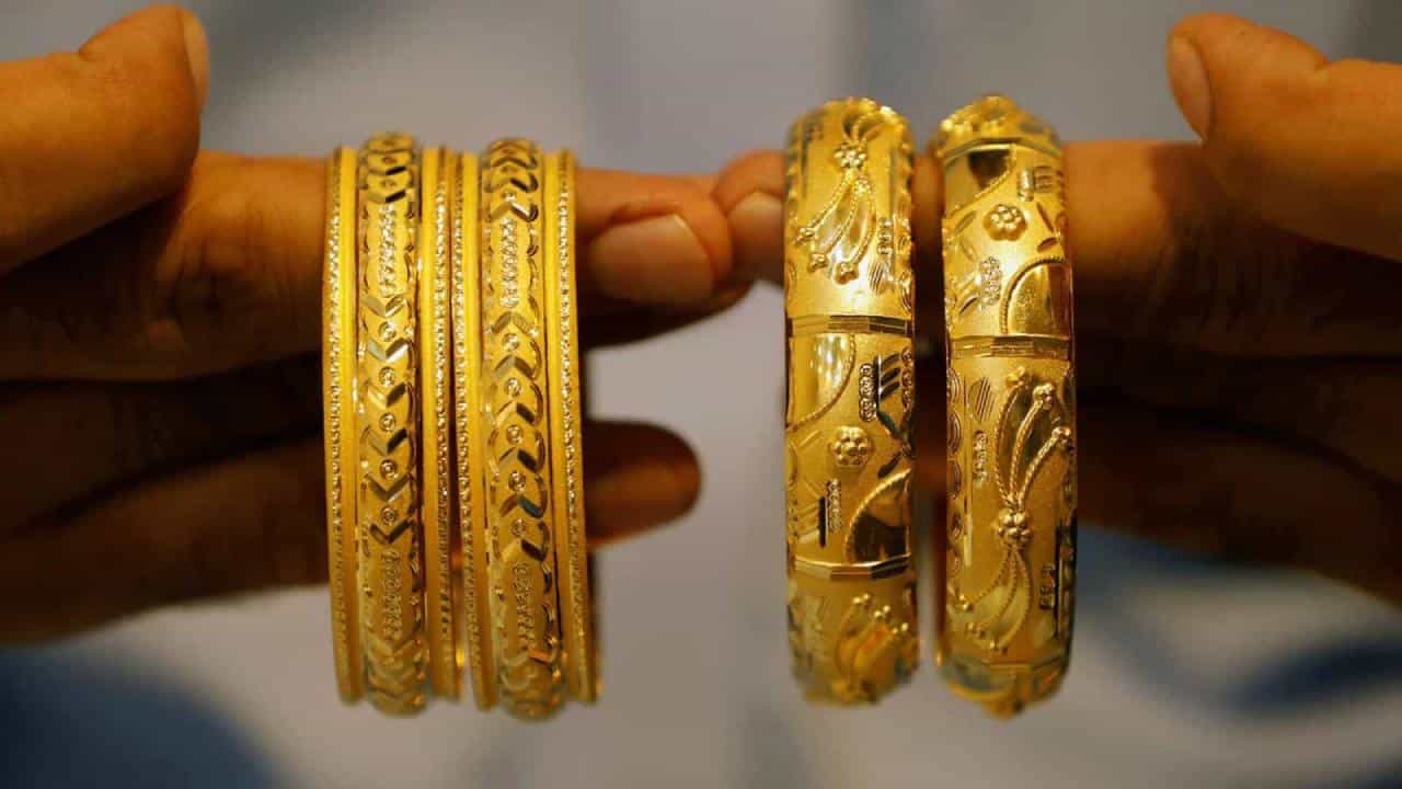 Gold Price Today: ಬಂಗಾರ ಖರೀದಿಸುವವರಿಗೆ ಬಿಗ್ ಶಾಕ್; ಮೊದಲ ಬಾರಿಗೆ 51 ಸಾವಿರ ರೂ. ದಾಟಿದ ಚಿನ್ನದ ಬೆಲೆ! Gold Price Today: ಬಂಗಾರ ಖರೀದಿಸುವವರಿಗೆ ಬಿಗ್ ಶಾಕ್; ಮೊದಲ ಬಾರಿಗೆ 51 ಸಾವಿರ ರೂ. ದಾಟಿದ ಚಿನ್ನದ ಬೆಲೆ!