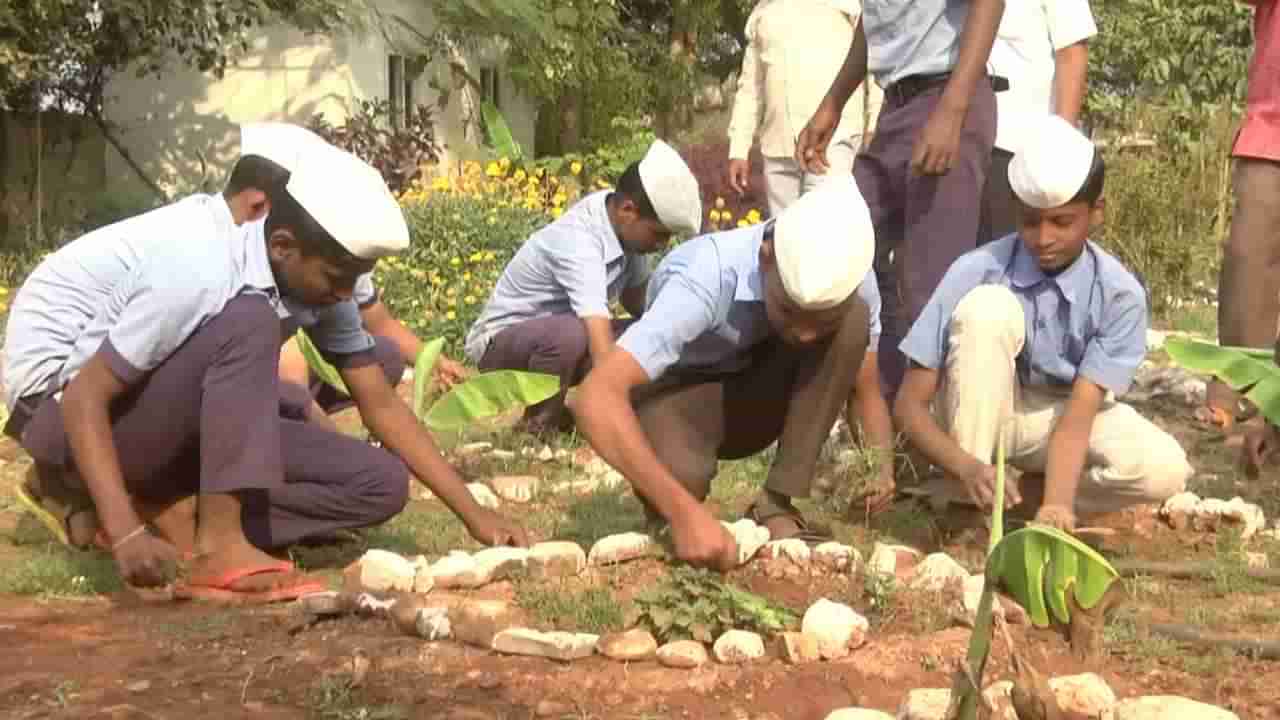 ಕಾನನದ ಮಧ್ಯೆ ಪರಿಸರ ಸ್ನೇಹಿ ಸರ್ಕಾರಿ ಶಾಲೆ; ಪಾಠದ ಜತೆಗೆ ಹೂವು, ತರಕಾರಿ, ಔಷಧಿಗಳ ಬೆಳೆಗೆ ಹೆಚ್ಚು ಒತ್ತು