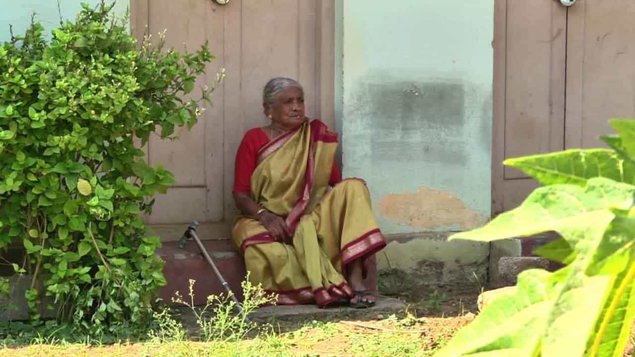 ಮಂಡ್ಯದಲ್ಲಿ ಆಸ್ತಿಗಾಗಿ ಅಜ್ಜಿಯನ್ನು ಮನೆಯಿಂದ ಹೊರಗೆ ಹಾಕಿದ ಸೊಸೆ, ಮೊಮ್ಮಕ್ಕಳು ಮಂಡ್ಯದಲ್ಲಿ ಆಸ್ತಿಗಾಗಿ ಅಜ್ಜಿಯನ್ನು ಮನೆಯಿಂದ ಹೊರಗೆ ಹಾಕಿದ ಸೊಸೆ, ಮೊಮ್ಮಕ್ಕಳು