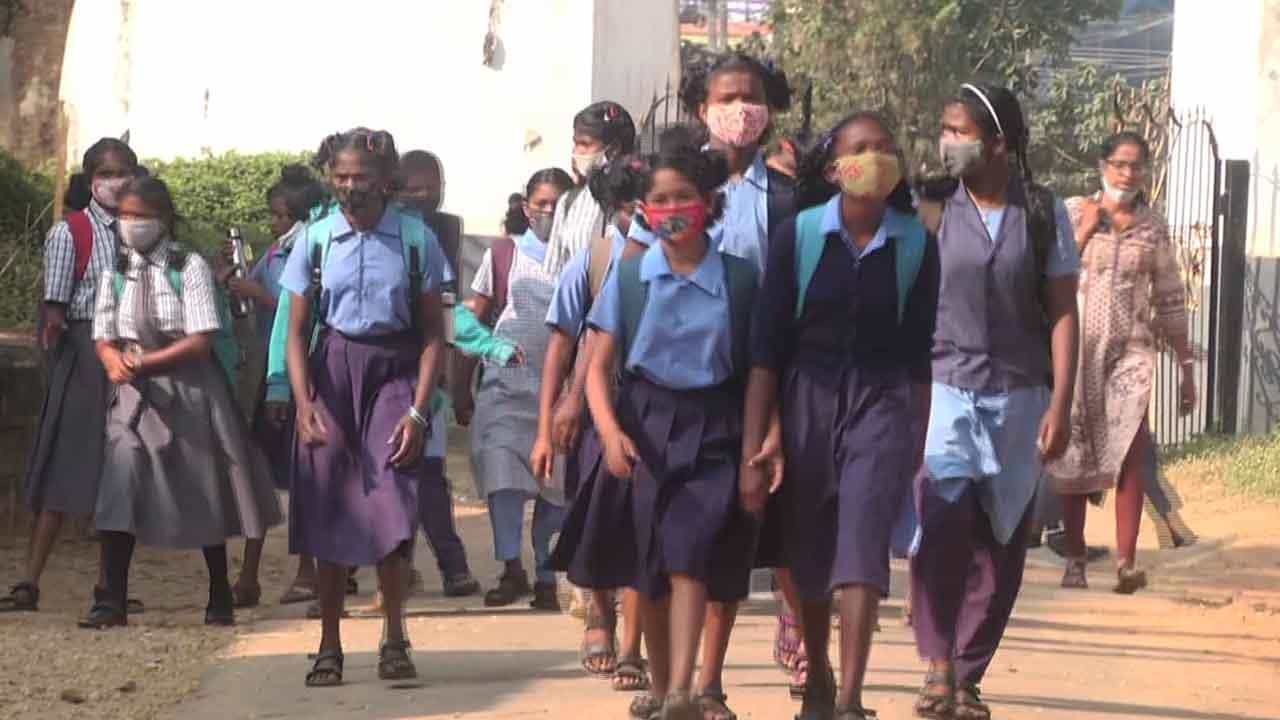 ಹಿಜಾಬ್, ಕೇಸರಿ ಶಾಲು ವಿವಾದದ ನಡುವೆ ಇಂದಿನಿಂದ ಕರ್ನಾಟಕದಲ್ಲಿ ಶಾಲೆ ಆರಂಭ; ಹಲವು ಜಿಲ್ಲೆಗಳಲ್ಲಿ 144 ಸೆಕ್ಷನ್ ಜಾರಿ ಹಿಜಾಬ್, ಕೇಸರಿ ಶಾಲು ವಿವಾದದ ನಡುವೆ ಇಂದಿನಿಂದ ಕರ್ನಾಟಕದಲ್ಲಿ ಶಾಲೆ ಆರಂಭ; ಹಲವು ಜಿಲ್ಲೆಗಳಲ್ಲಿ 144 ಸೆಕ್ಷನ್ ಜಾರಿ