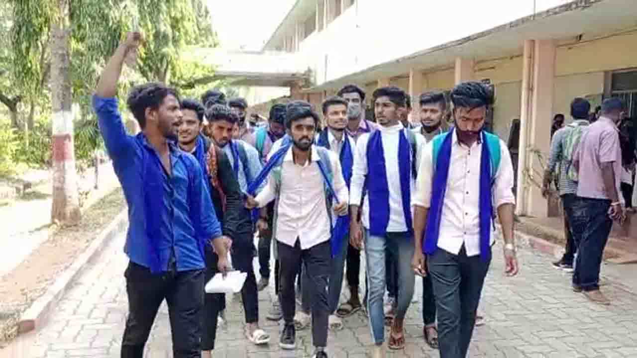ಶಾಲೆ- ಕಾಲೇಜುಗಳಲ್ಲಿ ಹೆಚ್ಚಾಗ್ತಿದೆ ಹಿಜಾಬ್, ಕೇಸರಿ ಶಾಲು ಸಮರ; ನೀಲಿ ಶಾಲ್ ಧರಿಸಿ ಬಂದ ಮತ್ತೊಂದು ಬಣ, ಪ್ರಾಂಶುಪಾಲರು ಹೈರಾಣ ಶಾಲೆ- ಕಾಲೇಜುಗಳಲ್ಲಿ ಹೆಚ್ಚಾಗ್ತಿದೆ ಹಿಜಾಬ್, ಕೇಸರಿ ಶಾಲು ಸಮರ; ನೀಲಿ ಶಾಲ್ ಧರಿಸಿ ಬಂದ ಮತ್ತೊಂದು ಬಣ, ಪ್ರಾಂಶುಪಾಲರು ಹೈರಾಣ