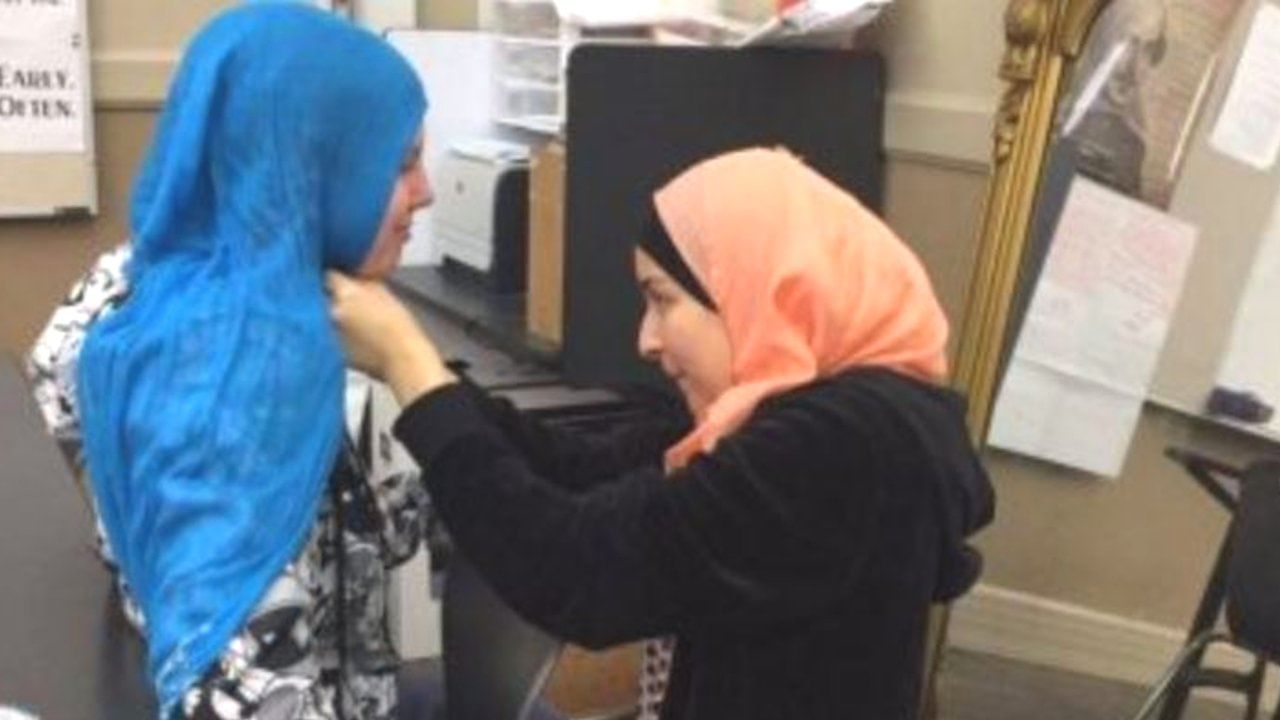 Hijab row: ಬೆಂಗಳೂರು ನಗರಕ್ಕೂ ಲಗ್ಗೆಯಿಟ್ಟ ಹಿಜಾಬ್ ಫೈಟ್? ವಿದ್ಯಾಸಾಗರ್ ಶಾಲೆಯಲ್ಲಿ ಸಂಘರ್ಷ, ಶಿಕ್ಷಕಿ ಕೆಲಸದಿಂದ ವಜಾ Hijab row: ಬೆಂಗಳೂರು ನಗರಕ್ಕೂ ಲಗ್ಗೆಯಿಟ್ಟ ಹಿಜಾಬ್ ಫೈಟ್? ವಿದ್ಯಾಸಾಗರ್ ಶಾಲೆಯಲ್ಲಿ ಸಂಘರ್ಷ, ಶಿಕ್ಷಕಿ ಕೆಲಸದಿಂದ ವಜಾ