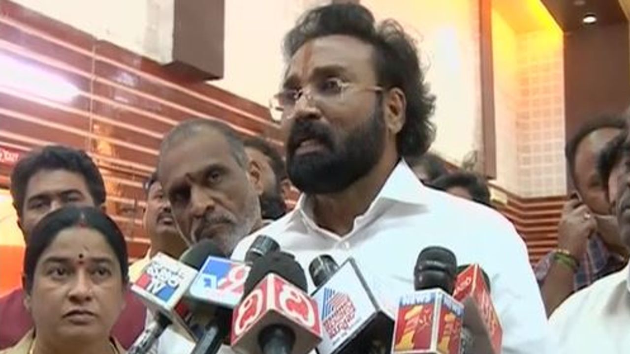 ಹಿಜಾಬ್ ವಿಚಾರದಲ್ಲಿ ತಟಸ್ಥ ನಿಲುವು ತಾಳಿದ ಸಚಿವ ಶ್ರೀರಾಮುಲು, ಯಾವುದೇ ಪ್ರತಿಕ್ರಿಯೆ ನೀಡುವುದಿಲ್ಲ ಎಂದರು! ಹಿಜಾಬ್ ವಿಚಾರದಲ್ಲಿ ತಟಸ್ಥ ನಿಲುವು ತಾಳಿದ ಸಚಿವ ಶ್ರೀರಾಮುಲು, ಯಾವುದೇ ಪ್ರತಿಕ್ರಿಯೆ ನೀಡುವುದಿಲ್ಲ ಎಂದರು!