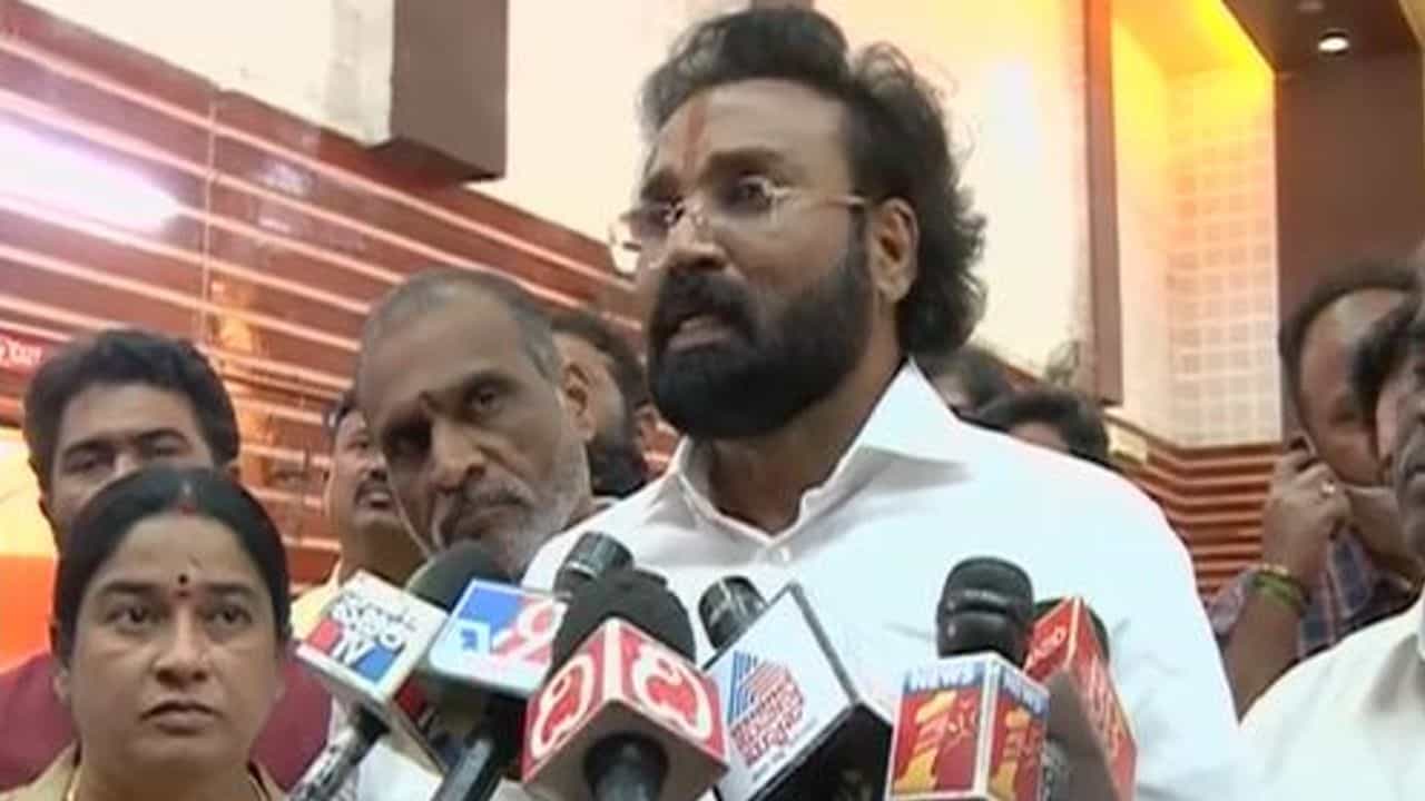 ಹಿಜಾಬ್ ವಿಚಾರದಲ್ಲಿ ತಟಸ್ಥ ನಿಲುವು ತಾಳಿದ ಸಚಿವ ಶ್ರೀರಾಮುಲು, ಯಾವುದೇ ಪ್ರತಿಕ್ರಿಯೆ ನೀಡುವುದಿಲ್ಲ ಎಂದರು! ಹಿಜಾಬ್ ವಿಚಾರದಲ್ಲಿ ತಟಸ್ಥ ನಿಲುವು ತಾಳಿದ ಸಚಿವ ಶ್ರೀರಾಮುಲು, ಯಾವುದೇ ಪ್ರತಿಕ್ರಿಯೆ ನೀಡುವುದಿಲ್ಲ ಎಂದರು!
