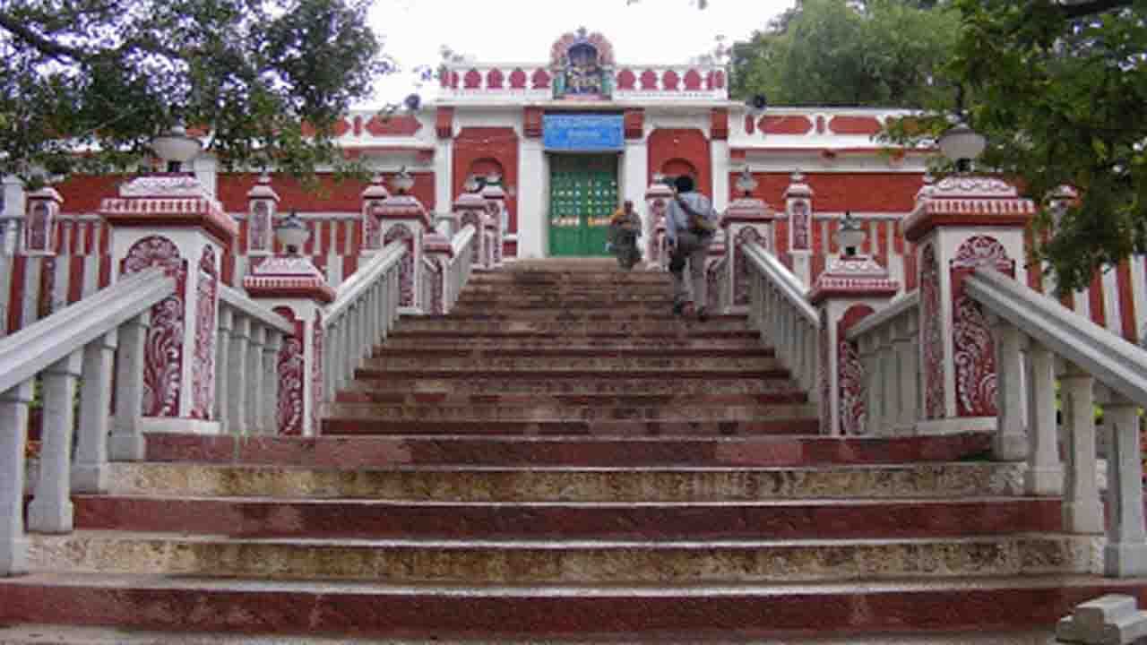 ಕಾಡು ಮಲ್ಲೇಶ್ವರ ದೇವಾಲಯ(Kadu Malleshwara Temple): ಮಲ್ಲೇಶ್ವರಂನಲ್ಲಿರುವ ಕಾಡು ಮಲ್ಲೇಶ್ವರ ದೇವಾಲಯ ಸುಮಾರು ಕ್ರಿ.ಶ 16ನೇ ಶತಮಾನದಲ್ಲಿ ನಿರ್ಮಿಸಲಾಗಿದೆ ಎಂದು ಹೇಳಲಾಗುತ್ತದೆ. ಶ್ರೀ ಮಲ್ಲಿಕಾರ್ಜುನ ದೇವಸ್ಥಾನ ಕಾಡು ಮಲ್ಲೇಶ್ವರ ಎಂದೇ ಪ್ರಸಿದ್ಧ. ಇದು ಉದ್ಭವ ಲಿಂಗ. ಇಲ್ಲಿ ಗಣಪತಿ, ಕಾಶಿ ವಿಶ್ವನಾಥ, ಮಹಾ ವಿಷ್ಣು, ಸೂರ್ಯನಾರಾಯಣ, ಆಂಜನೇಯ, ಕಾಲಭೈರವ, ಅರುಣಾಚಲೇಶ್ವರ, ಪಾರ್ವತಿ, ದಕ್ಷಿಣಾಮೂರ್ತಿ, ನವಗ್ರಹ, ಸುಬ್ರಹ್ಮಣ್ಯೇಶ್ವರ, ದುರ್ಗಾ ದೇವತೆಯ ಮೂರ್ತಿಗಳೂ ಇವೆ.