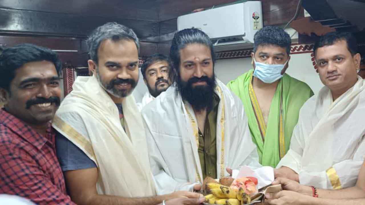 ನಟ ರಾಕಿಂಗ್ ಸ್ಟಾರ್ ಯಶ್ ಅವರು ಸದ್ಯ ‘ಕೆಜಿಎಫ್ 2’ ಸಿನಿಮಾದ ಪೋಸ್ಟ್ ಪ್ರೊಡಕ್ಷನ್ ಕೆಲಸಗಳಲ್ಲಿ ಬ್ಯುಸಿ ಇದ್ದಾರೆ. ಕೊವಿಡ್ ಮೂರನೇ ಅಲೆಯ ಪ್ರಭಾವ ಕಡಿಮೆ ಆಗುತ್ತಿದೆ.