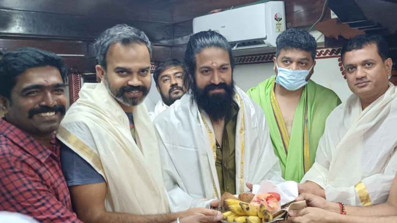 ನಟ ರಾಕಿಂಗ್ ಸ್ಟಾರ್ ಯಶ್ ಅವರು ಸದ್ಯ ‘ಕೆಜಿಎಫ್ 2’ ಸಿನಿಮಾದ ಪೋಸ್ಟ್ ಪ್ರೊಡಕ್ಷನ್ ಕೆಲಸಗಳಲ್ಲಿ ಬ್ಯುಸಿ ಇದ್ದಾರೆ. ಕೊವಿಡ್ ಮೂರನೇ ಅಲೆಯ ಪ್ರಭಾವ ಕಡಿಮೆ ಆಗುತ್ತಿದೆ.