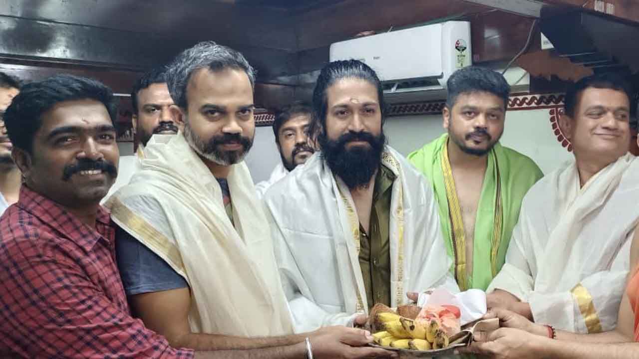 ಕುಂದಾಪುರದಲ್ಲಿ ಸಂಗೀತ ನಿರ್ದೇಶಕ ರವಿ ಬಸ್ರೂರು ಅವರ ಸ್ಟುಡಿಯೋದಲ್ಲಿ ‘ಕೆಜಿಎಫ್​ 2’ ಚಿತ್ರದ ಮ್ಯೂಸಿಕ್​ ಕೆಲಸಗಳು​​ ನಡೆಯುತ್ತಿವೆ. ‘ಕೆಜಿಎಫ್​ 2’ ಸಿನಿಮಾ ಟೀಂ ಜತೆ ಯಶ್ ಅಲ್ಲಿಗೆ ತೆರಳಿದ್ದಾರೆ.