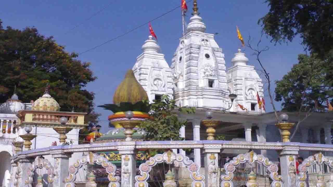 ಖಜ್ರಾನಾದ ಪ್ರಸಿದ್ಧ ಗಣೇಶ ದೇವಾಲಯ(Khajrana Ganesh Temple): ಮಧ್ಯಪ್ರದೇಶದ ಇಂದೋರ್ ನಗರದಲ್ಲಿ ಖಜರಾನಾದ ಗಣಪತಿಯ ವೈಭವ ದೇಶ ವಿದೇಶಗಳಲ್ಲಿ ಹಬ್ಬಿದೆ. ಈ ಗಣಪತಿಯ ದೇವಸ್ಥಾನಕ್ಕೆ ಬರುವ ಭಕ್ತರು ಇಲ್ಲಿ ಕೇವಲ ಗಣಪತಿಯ ದರ್ಶನದಿಂದ ಎಲ್ಲಾ ದುಃಖಗಳು ದೂರವಾಗುತ್ತವೆ ಎಂದು ನಂಬುತ್ತಾರೆ. ಮಹಾರಾಣಿ ಅಹಲ್ಯಾಬಾಯಿ ಹೋಳ್ಕರ್ ನಿರ್ಮಿಸಿದ ಈ ದೇವಾಲಯಕ್ಕೆ ಭೇಟಿ ನೀಡುವ ಯಾವುದೇ ವ್ಯಕ್ತಿ ಗಣಪತಿಯ ಆಶೀರ್ವಾದವಿಲ್ಲದೆ ಹೋಗುವುದಿಲ್ಲ. ಶ್ರೀ ಗಣೇಶನು ರಿದ್ಧಿ-ಸಿದ್ಧಿಯೊಂದಿಗೆ ಇಲ್ಲಿ ಕುಳಿತಿದ್ದಾನೆ.