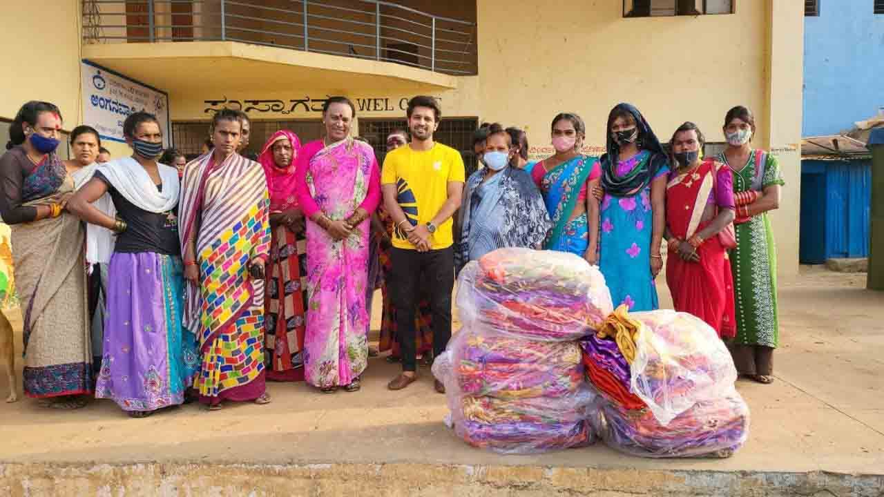 ‘ದೇವರು ಎಲ್ಲಾ ಕಡೆ ಇರುವುದಿಲ್ಲ. ಹೀಗಾಗಿ ಕಿರಣ್ ರಾಜ್ ಅವರಂತಹ ಒಳ್ಳೆಯ ‌ಗುಣ ಇರುವವರನ್ನು ಈ ಭೂಮಿಗೆ ಕಳುಹಿಸಿರುತ್ತಾನೆ. ದೇವರು ಅವರಿಗೆ ಒಳ್ಳೆಯದು ಮಾಡಲಿ’ ಎಂದು  ಮಂಗಳಮುಖಿಯರು ಮನಸಾರೆ‌ ಹಾರೈಸಿದ್ದಾರೆ.