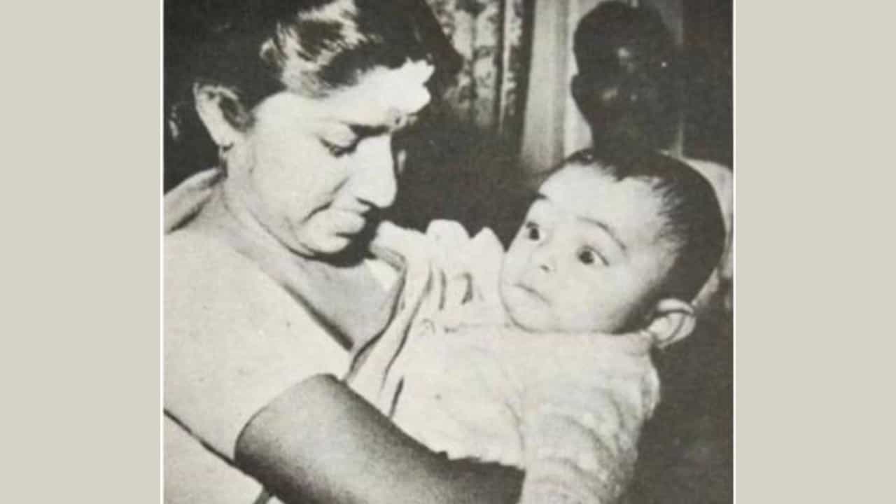 Lata Mangeshkar: ಖ್ಯಾತ ನಟಿ ಶರ್ಮಿಳಾ ಟಾಗೋರ್ ಕಾಲೆಳೆದಿದ್ದ ಲತಾ; ಎಲ್ಲವೂ ಕ್ರಿಕೆಟ್ ಮೇಲಿನ ಪ್ರೀತಿಗಾಗಿ Lata Mangeshkar: ಖ್ಯಾತ ನಟಿ ಶರ್ಮಿಳಾ ಟಾಗೋರ್ ಕಾಲೆಳೆದಿದ್ದ ಲತಾ; ಎಲ್ಲವೂ ಕ್ರಿಕೆಟ್ ಮೇಲಿನ ಪ್ರೀತಿಗಾಗಿ