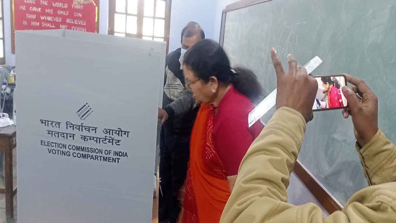 UP Assembly Polls ಮತಗಟ್ಟೆಯಲ್ಲಿ ಫೋಟೊ, ವಿಡಿಯೊ ಚಿತ್ರೀಕರಣ; ಮತದಾನದ ಗೌಪ್ಯತೆ ಉಲ್ಲಂಘಿಸಿದ ಕಾನ್ಪುರ್ ಮೇಯರ್