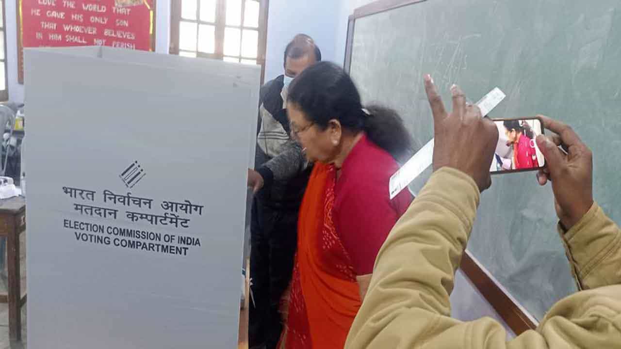 UP Assembly Polls ಮತಗಟ್ಟೆಯಲ್ಲಿ ಫೋಟೊ, ವಿಡಿಯೊ ಚಿತ್ರೀಕರಣ; ಮತದಾನದ ಗೌಪ್ಯತೆ ಉಲ್ಲಂಘಿಸಿದ ಕಾನ್ಪುರ್ ಮೇಯರ್ UP Assembly Polls ಮತಗಟ್ಟೆಯಲ್ಲಿ ಫೋಟೊ, ವಿಡಿಯೊ ಚಿತ್ರೀಕರಣ; ಮತದಾನದ ಗೌಪ್ಯತೆ ಉಲ್ಲಂಘಿಸಿದ ಕಾನ್ಪುರ್ ಮೇಯರ್