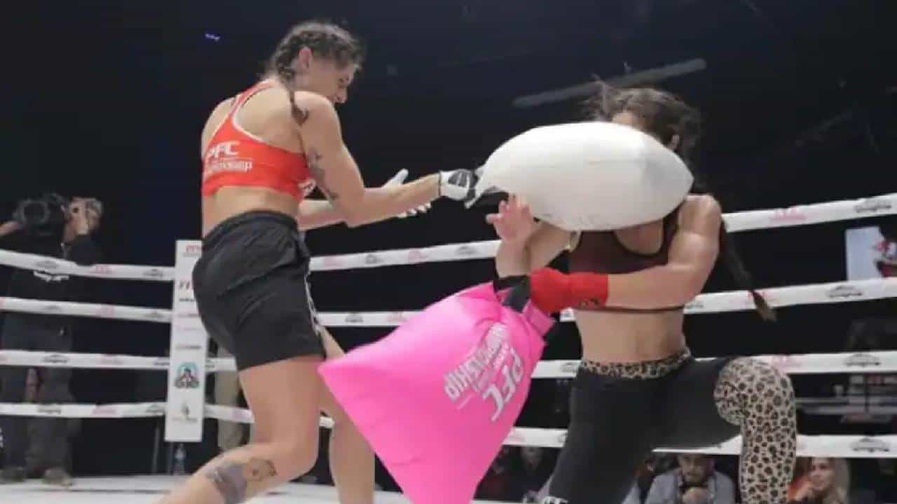 Pillow fighting: ಹೀಗೊಂದು ದಿಂಬಿನ ಕುಸ್ತಿ; ಹೊಸ ಆಟದ ಸ್ಪರ್ಧೆ ನೋಡಲು ಮುಗಿಬಿದ್ದ ಜನ Pillow fighting: ಹೀಗೊಂದು ದಿಂಬಿನ ಕುಸ್ತಿ; ಹೊಸ ಆಟದ ಸ್ಪರ್ಧೆ ನೋಡಲು ಮುಗಿಬಿದ್ದ ಜನ