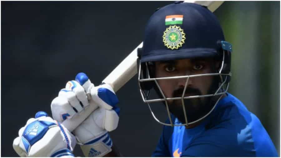 ಐಪಿಎಲ್ 2022 ರ ಮೆಗಾ ಹರಾಜು ಶನಿವಾರ ಹಾಗೂ ಭಾನುವಾರ ನಡೆಯಲಿದೆ. ಆಟಗಾರರ ಈ ದೊಡ್ಡ ಹರಾಜಿಗೂ ಮುನ್ನ ಕೆಎಲ್ ರಾಹುಲ್ 17 ಕೋಟಿ ರೂ. ಮೊತ್ತದೊಂದಿಗೆ, ಲೀಗ್ನ ಹೊಸ ತಂಡವಾದ ಲಕ್ನೋ ಸೂಪರ್ ಜೈಂಟ್ಸ್ ಸೇರಿಕೊಂಡಿದ್ದಾರೆ ಮತ್ತು ಅವರನ್ನು ನಾಯಕನನ್ನಾಗಿ ಮಾಡಿದ್ದಾರೆ. ಇದರೊಂದಿಗೆ ಐಪಿಎಲ್ ಇತಿಹಾಸದಲ್ಲೇ ಅತ್ಯಂತ ದುಬಾರಿ ಆಟಗಾರ ಎನಿಸಿಕೊಂಡಿದ್ದಾರೆ. ಇದೀಗ ರಾಹುಲ್ ಅವರ ಈ ದಾಖಲೆ ಮುರಿಯುತ್ತದೋ ಇಲ್ಲವೋ ಎಂಬುದು ಮೆಗಾ ಹರಾಜಿನ ಬಳಿಕವಷ್ಟೇ ತಿಳಿಯಲಿದೆ. ಆದರೆ, ಅದಕ್ಕೂ ಮುನ್ನ ಹಿಂದಿನ ಐಪಿಎಲ್ ಹರಾಜಿನಿಂದ ಶ್ರೀಮಂತರಾದ ಆಟಗಾರರನ್ನು ಒಮ್ಮೆ ನೋಡಬೇಕಿದೆ.