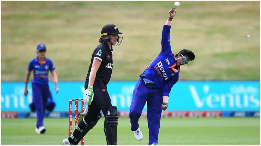 NZ W vs IND W: ಕಿವೀಸ್ ವಿರುದ್ಧದ 3ನೇ ಏಕದಿನ ಪಂದ್ಯದಲ್ಲೂ ಸೋತ ಭಾರತ ಮಹಿಳಾ ತಂಡ; ಕೈತಪ್ಪಿದ ಸರಣಿ NZ W vs IND W: ಕಿವೀಸ್ ವಿರುದ್ಧದ 3ನೇ ಏಕದಿನ ಪಂದ್ಯದಲ್ಲೂ ಸೋತ ಭಾರತ ಮಹಿಳಾ ತಂಡ; ಕೈತಪ್ಪಿದ ಸರಣಿ