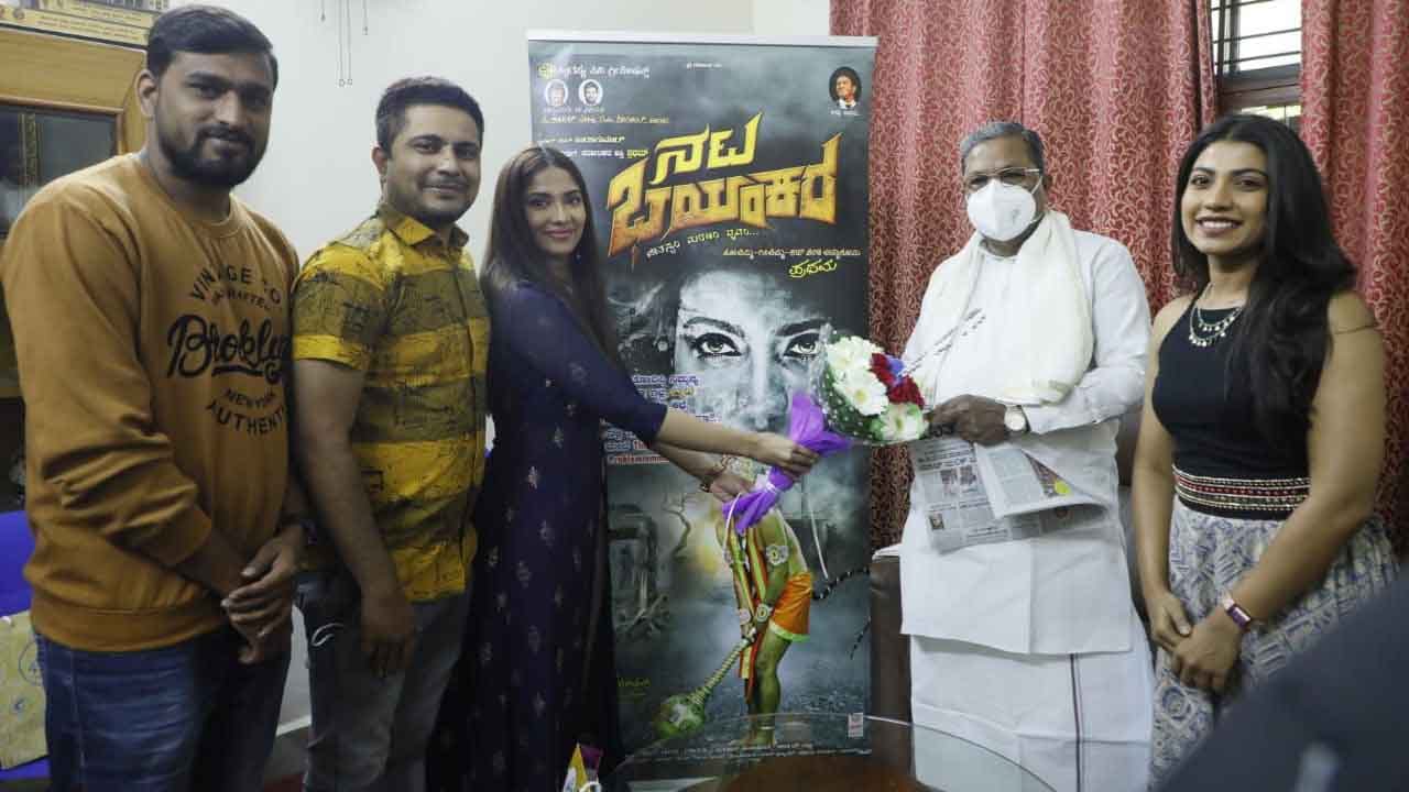 ‘ನಟ ಭಯಂಕರ’ ಪೋಸ್ಟರ್ ರಿಲೀಸ್ ಮಾಡುವಾಗ ಬೆಚ್ಚಿದ ಸಿದ್ದರಾಮಯ್ಯ; ಕಾರಣ ವಿವರಿಸಿದ ಪ್ರಥಮ್ ‘ನಟ ಭಯಂಕರ’ ಪೋಸ್ಟರ್ ರಿಲೀಸ್ ಮಾಡುವಾಗ ಬೆಚ್ಚಿದ ಸಿದ್ದರಾಮಯ್ಯ; ಕಾರಣ ವಿವರಿಸಿದ ಪ್ರಥಮ್