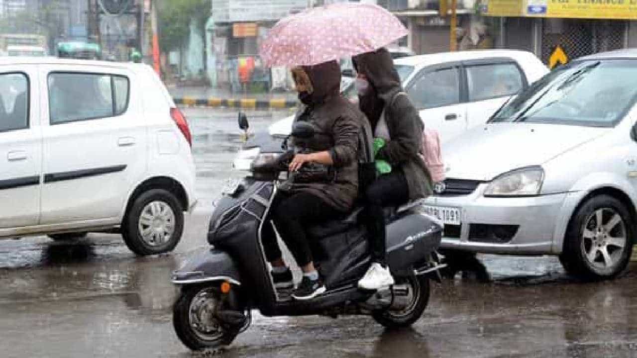 Weather Today: ಕೇರಳ, ಲಡಾಖ್ ಸೇರಿ ಹಲವು ರಾಜ್ಯಗಳಲ್ಲಿ ಇಂದು ಗುಡುಗು ಸಹಿತ ಭಾರೀ ಮಳೆ Weather Today: ಕೇರಳ, ಲಡಾಖ್ ಸೇರಿ ಹಲವು ರಾಜ್ಯಗಳಲ್ಲಿ ಇಂದು ಗುಡುಗು ಸಹಿತ ಭಾರೀ ಮಳೆ