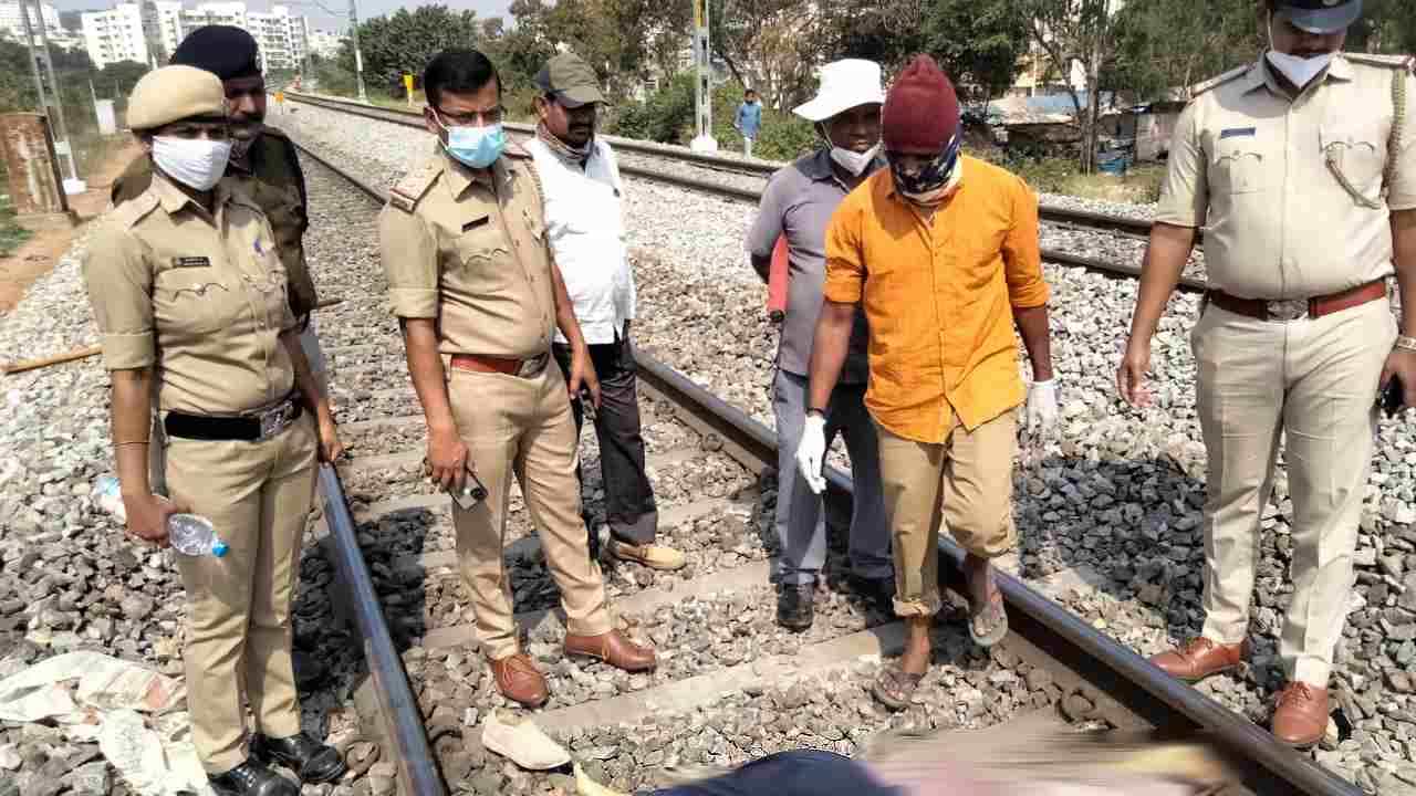 ಶಾಲೆಯಲ್ಲಿ ಕಿರುಕುಳ ಆರೋಪ; ಡೆತ್ನೋಟ್ ಬರೆದಿಟ್ಟು 9ನೇ ತರಗತಿ ವಿದ್ಯಾರ್ಥಿನಿ ರೈಲಿಗೆ ತಲೆಕೊಟ್ಟು ಆತ್ಮಹತ್ಯೆ ಶಾಲೆಯಲ್ಲಿ ಕಿರುಕುಳ ಆರೋಪ; ಡೆತ್ನೋಟ್ ಬರೆದಿಟ್ಟು 9ನೇ ತರಗತಿ ವಿದ್ಯಾರ್ಥಿನಿ ರೈಲಿಗೆ ತಲೆಕೊಟ್ಟು ಆತ್ಮಹತ್ಯೆ