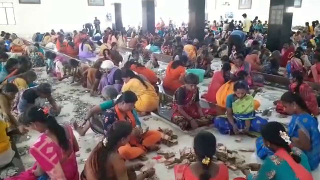 ನಂಜನಗೂಡು ಶ್ರೀಕಂಠೇಶ್ವರನ ಹುಂಡಿ ಹಣ ಏಣಿಕೆ; ಎರಡು ತಿಂಗಳಲ್ಲಿ 2 ಕೋಟಿ ರೂ. ಹಣ ಸಂಗ್ರಹ ನಂಜನಗೂಡು ಶ್ರೀಕಂಠೇಶ್ವರನ ಹುಂಡಿ ಹಣ ಏಣಿಕೆ; ಎರಡು ತಿಂಗಳಲ್ಲಿ 2 ಕೋಟಿ ರೂ. ಹಣ ಸಂಗ್ರಹ