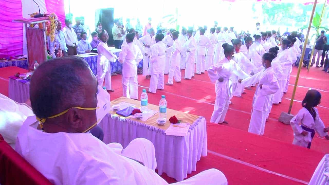 ಚಿತ್ರದುರ್ಗ: ಓಬವ್ವ ಆತ್ಮ ರಕ್ಷಣಾ ಕಲೆಗೆ ಚಾಲನೆ; ನೂರಕ್ಕೂ ಹೆಚ್ಚು ವಿದ್ಯಾರ್ಥಿಗಳು ಸ್ವಯಂ ರಕ್ಷಣಾ ತರಬೇತಿಯಲ್ಲಿ ಭಾಗಿ ಚಿತ್ರದುರ್ಗ: ಓಬವ್ವ ಆತ್ಮ ರಕ್ಷಣಾ ಕಲೆಗೆ ಚಾಲನೆ; ನೂರಕ್ಕೂ ಹೆಚ್ಚು ವಿದ್ಯಾರ್ಥಿಗಳು ಸ್ವಯಂ ರಕ್ಷಣಾ ತರಬೇತಿಯಲ್ಲಿ ಭಾಗಿ