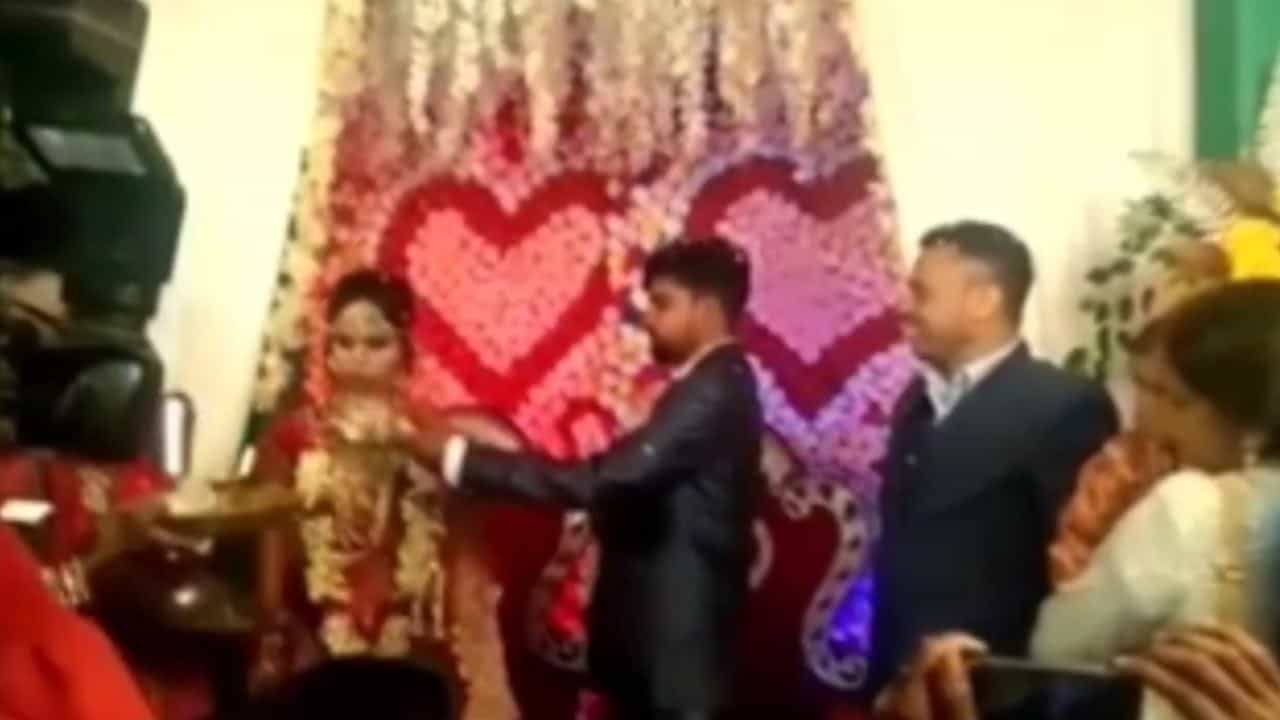 Viral Video: ಕೋಪಗೊಂಡ ವಧು ಬರ್ಫಿ ತಿನ್ನಿಸಲು ಬಂದ ವರನಿಗೆ ಮಾಡಿದ್ದೇನು ಗೊತ್ತಾ? ವಿಡಿಯೋ ಕಂಡು ಅಕ್ಕ ಚಿಲ್ ಎಂದ ನೆಟ್ಟಿಗರು Viral Video: ಕೋಪಗೊಂಡ ವಧು ಬರ್ಫಿ ತಿನ್ನಿಸಲು ಬಂದ ವರನಿಗೆ ಮಾಡಿದ್ದೇನು ಗೊತ್ತಾ? ವಿಡಿಯೋ ಕಂಡು ಅಕ್ಕ ಚಿಲ್ ಎಂದ ನೆಟ್ಟಿಗರು