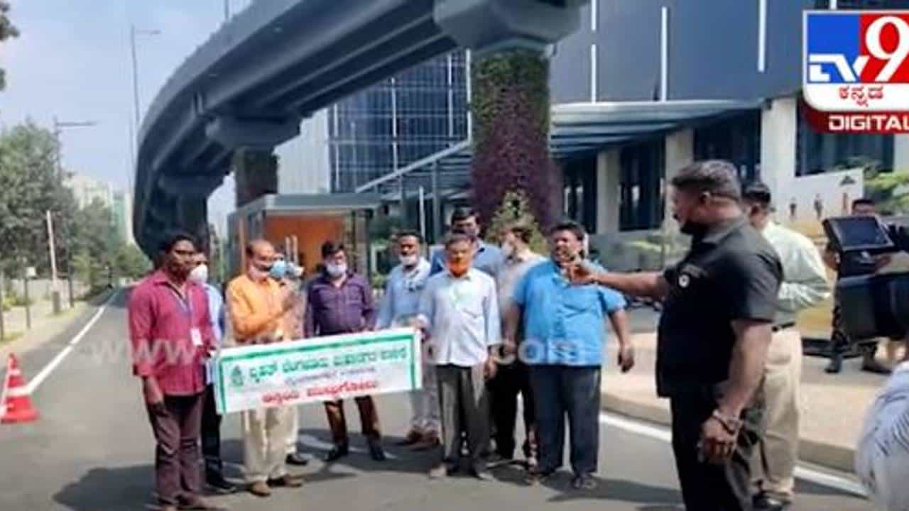 BBMPಗೆ ಆಸ್ತಿ ತೆರಿಗೆ ವಂಚನೆ: ತೆರಿಗೆ ಬಾಕಿ ಉಳಿಸಿಕೊಂಡಿರುವ ಮಾನ್ಯತಾ ಟೆಕ್ ಪಾರ್ಕ್ಗೆ ಬೀಗ ಹಾಕಿದ ಬಿಬಿಎಂಪಿ ಅಧಿಕಾರಿಗಳು BBMPಗೆ ಆಸ್ತಿ ತೆರಿಗೆ ವಂಚನೆ: ತೆರಿಗೆ ಬಾಕಿ ಉಳಿಸಿಕೊಂಡಿರುವ ಮಾನ್ಯತಾ ಟೆಕ್ ಪಾರ್ಕ್ಗೆ ಬೀಗ ಹಾಕಿದ ಬಿಬಿಎಂಪಿ ಅಧಿಕಾರಿಗಳು