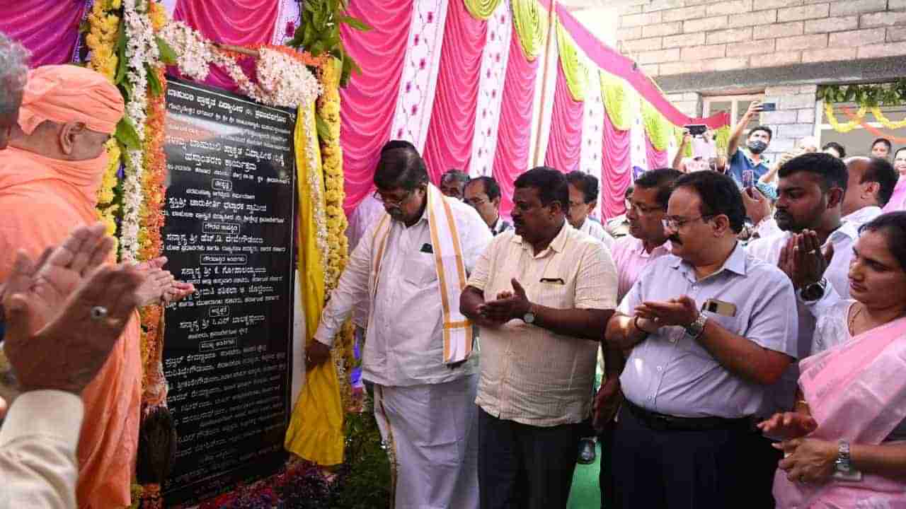 ಶ್ರವಣಬೆಳಗೂಳದಲ್ಲಿ ಪ್ರಾಕೃತ ವಿಶ್ವವಿದ್ಯಾಲಯದ ನೂತನ ಕಟ್ಟಡ ಬಾಹುಬಲಿ ಪ್ರಾಕೃತ ವಿದ್ಯಾಪೀಠಕ್ಕೆ ಹಸ್ತಾಂತರ