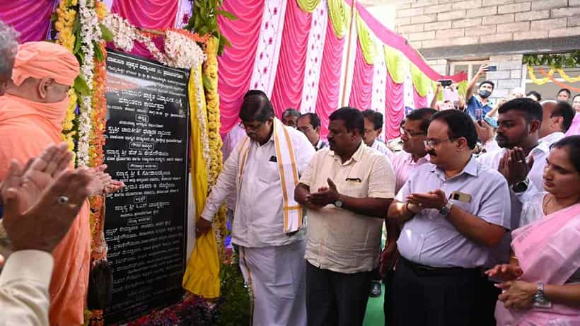 ಶ್ರವಣಬೆಳಗೂಳದಲ್ಲಿ ಪ್ರಾಕೃತ ವಿಶ್ವವಿದ್ಯಾಲಯದ ನೂತನ ಕಟ್ಟಡ ಬಾಹುಬಲಿ ಪ್ರಾಕೃತ ವಿದ್ಯಾಪೀಠಕ್ಕೆ ಹಸ್ತಾಂತರ