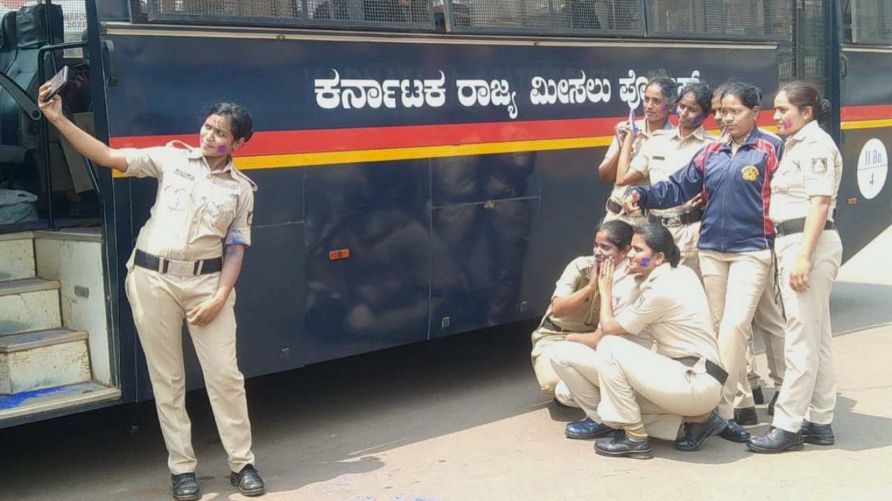 ಇದು ಹೋಳಿ ಸಮಯ! ಸಮವಸ್ತ್ರ ಧರಿಸಿಯೇ ರಂಗಿನ ಹಬ್ಬ ಆಚರಿಸಿ, ಸೆಲ್ಫಿ  ಕ್ರೇಜ್​ನಲ್ಲಿ ಮಿಂದೆದ್ದ ಮಹಿಳಾ ಪೊಲೀಸ್