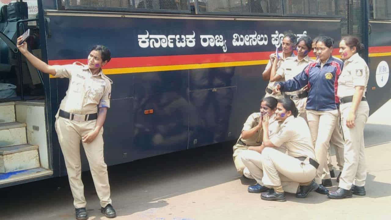 ಇದು ಹೋಳಿ ಸಮಯ! ಸಮವಸ್ತ್ರ ಧರಿಸಿಯೇ ರಂಗಿನ ಹಬ್ಬ ಆಚರಿಸಿ, ಸೆಲ್ಫಿ ಕ್ರೇಜ್ನಲ್ಲಿ ಮಿಂದೆದ್ದ ಮಹಿಳಾ ಪೊಲೀಸ್ ಇದು ಹೋಳಿ ಸಮಯ! ಸಮವಸ್ತ್ರ ಧರಿಸಿಯೇ ರಂಗಿನ ಹಬ್ಬ ಆಚರಿಸಿ, ಸೆಲ್ಫಿ ಕ್ರೇಜ್ನಲ್ಲಿ ಮಿಂದೆದ್ದ ಮಹಿಳಾ ಪೊಲೀಸ್