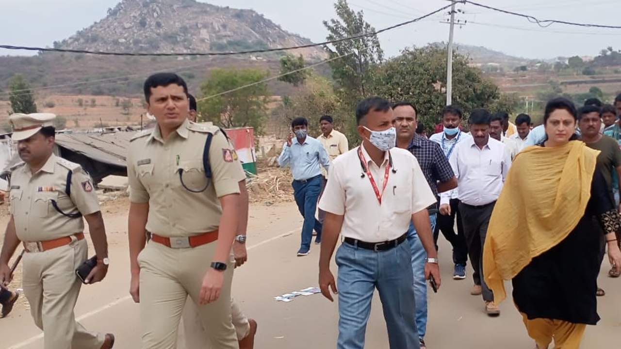 ಕಂದಾಯ ದಾಖಲೆ ಮನೆ ಬಾಗಿಲಿಗೆ ಯೋಜನೆ -ಕುಗ್ರಾಮದಲ್ಲಿ ಚಾಲನೆ ನೀಡಲಿದ್ದಾರೆ ಸಿಎಂ ಬೊಮ್ಮಾಯಿ, ಯೋಜನೆ ವಿವರ ಇಲ್ಲಿದೆ ಕಂದಾಯ ದಾಖಲೆ ಮನೆ ಬಾಗಿಲಿಗೆ ಯೋಜನೆ -ಕುಗ್ರಾಮದಲ್ಲಿ ಚಾಲನೆ ನೀಡಲಿದ್ದಾರೆ ಸಿಎಂ ಬೊಮ್ಮಾಯಿ, ಯೋಜನೆ ವಿವರ ಇಲ್ಲಿದೆ