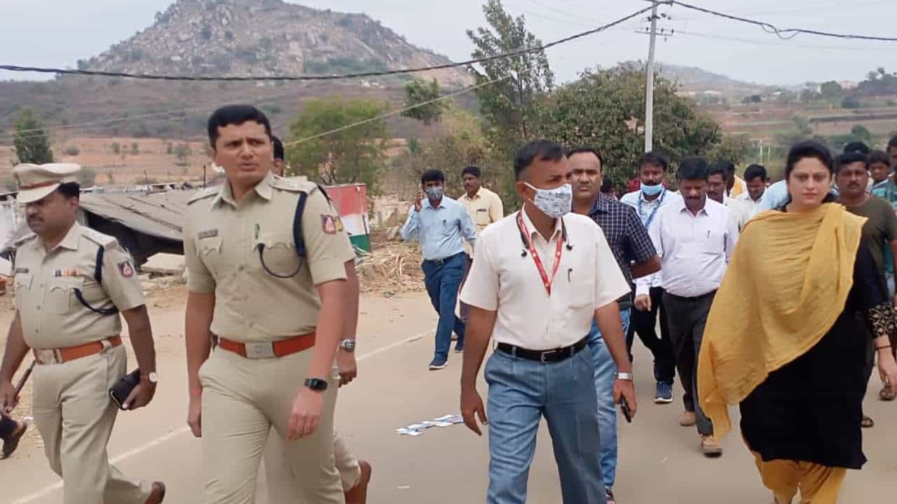 ಕಂದಾಯ ದಾಖಲೆ ಮನೆ ಬಾಗಿಲಿಗೆ ಯೋಜನೆ -ಕುಗ್ರಾಮದಲ್ಲಿ ಚಾಲನೆ ನೀಡಲಿದ್ದಾರೆ ಸಿಎಂ ಬೊಮ್ಮಾಯಿ, ಯೋಜನೆ ವಿವರ ಇಲ್ಲಿದೆ ಕಂದಾಯ ದಾಖಲೆ ಮನೆ ಬಾಗಿಲಿಗೆ ಯೋಜನೆ -ಕುಗ್ರಾಮದಲ್ಲಿ ಚಾಲನೆ ನೀಡಲಿದ್ದಾರೆ ಸಿಎಂ ಬೊಮ್ಮಾಯಿ, ಯೋಜನೆ ವಿವರ ಇಲ್ಲಿದೆ