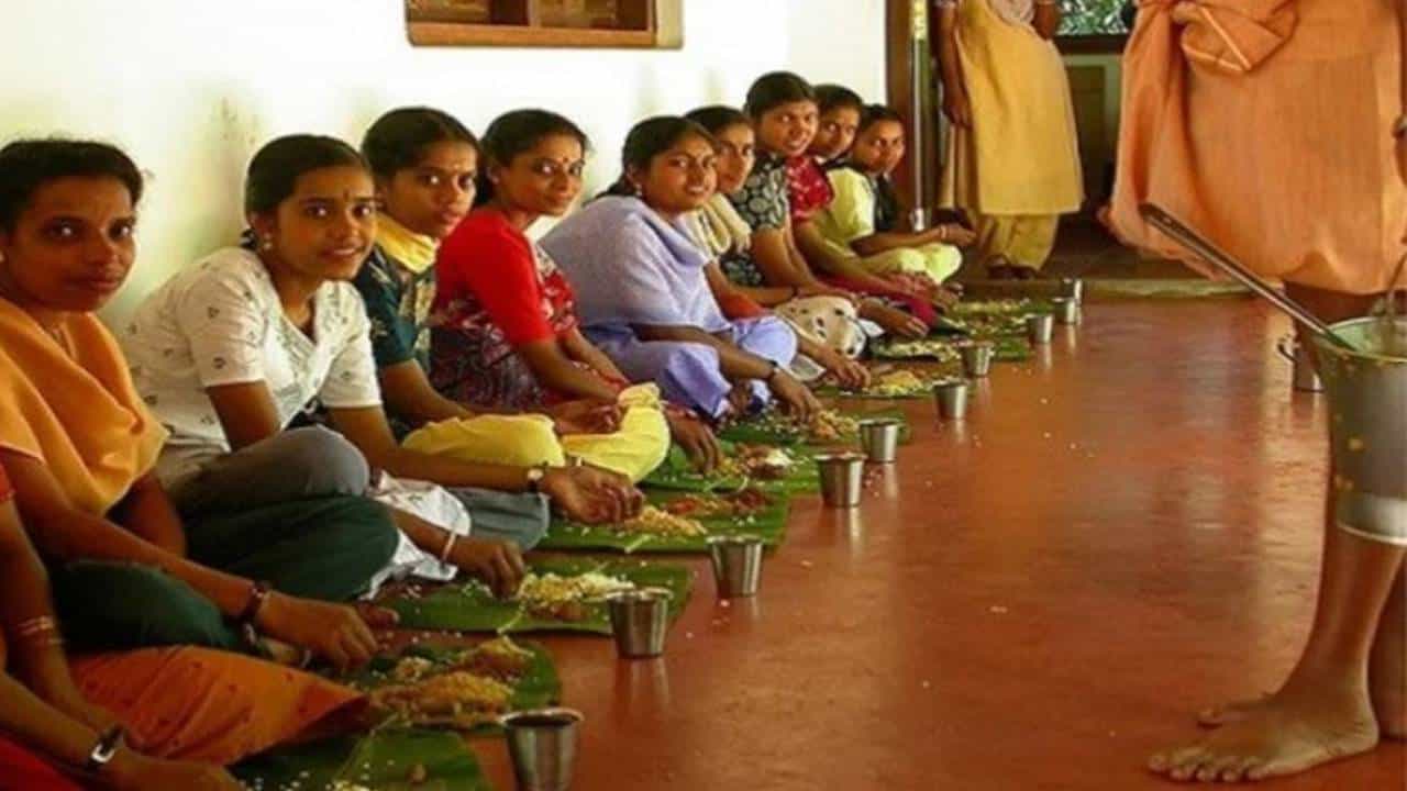 ನೆಲದ ಮೇಲೆ ಕುಳಿತು ಊಟ ಮಾಡುವುದು ಸಂಪ್ರದಾಯವಷ್ಟೇ ಅಲ್ಲ, ಅದು ಯೋಗ ಸಾಧನೆಯ ಒಂದು ಆಸನ! ಹೇಗೆ? ನೆಲದ ಮೇಲೆ ಕುಳಿತು ಊಟ ಮಾಡುವುದು ಸಂಪ್ರದಾಯವಷ್ಟೇ ಅಲ್ಲ, ಅದು ಯೋಗ ಸಾಧನೆಯ ಒಂದು ಆಸನ! ಹೇಗೆ?