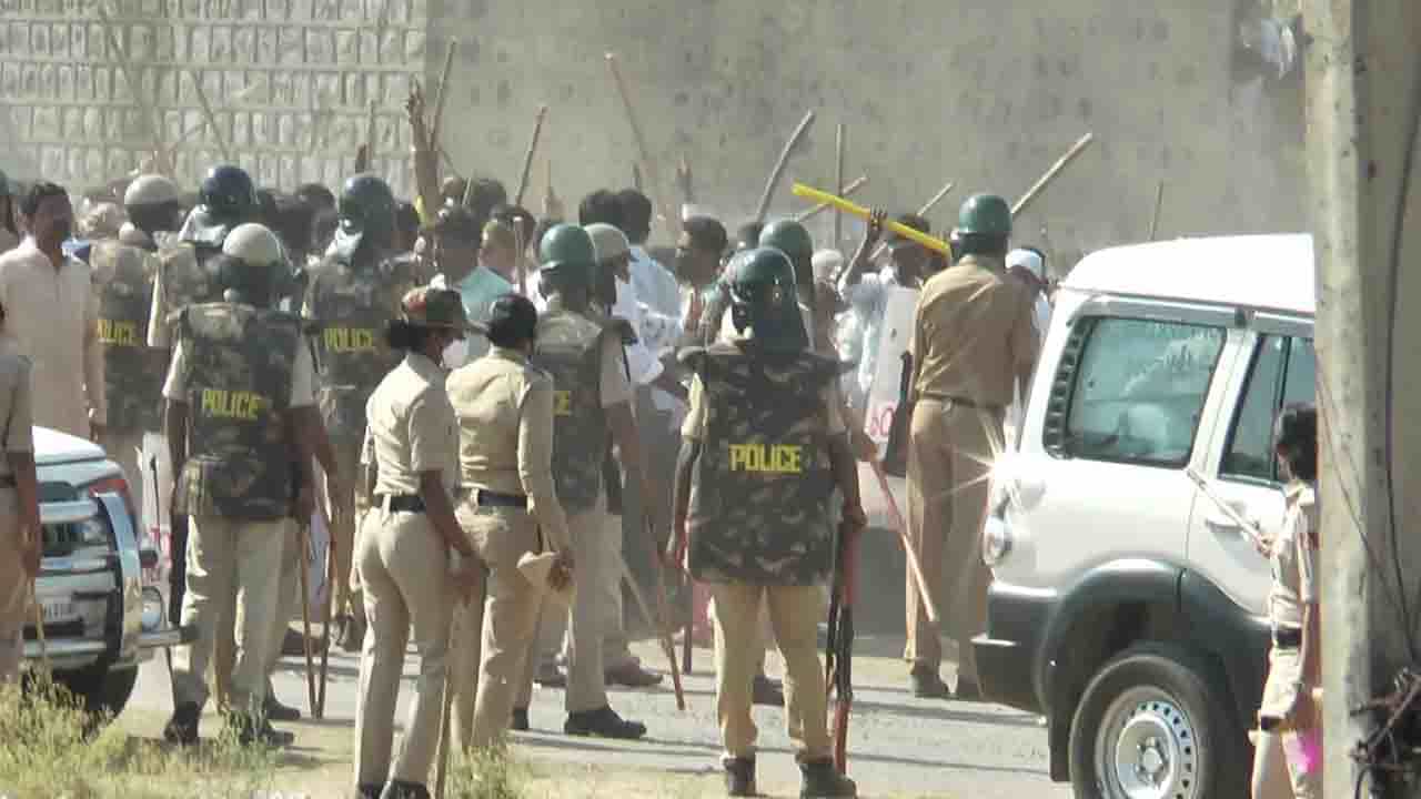 ಆಳಂದ ಸಂಘರ್ಷ ಪ್ರಕರಣ: ಸದ್ಯ ಶಿವಲಿಂಗ ದರ್ಶನಕ್ಕೂ ಜನರಿಗೆ ನಿರ್ಬಂಧ; ಬಿಗಿ ಪೊಲೀಸ ಬಂದೋಬಸ್ತ್ ಆಳಂದ ಸಂಘರ್ಷ ಪ್ರಕರಣ: ಸದ್ಯ ಶಿವಲಿಂಗ ದರ್ಶನಕ್ಕೂ ಜನರಿಗೆ ನಿರ್ಬಂಧ; ಬಿಗಿ ಪೊಲೀಸ ಬಂದೋಬಸ್ತ್