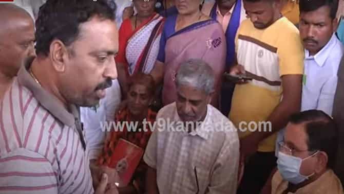 ಕೇಂದ್ರ ಸಚಿವ ಪ್ರಲ್ಹಾದ್ ಜೋಷಿ ಉಕ್ರೇನಲ್ಲಿ ಮಡಿದ ನವೀನ್ ಮನಗೆ ಭೇಟಿ ನೀಡಿ ತಂದೆತಾಯಿಗಳನ್ನು ಸಂತೈಸಿದರು
