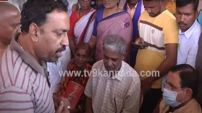 ಕೇಂದ್ರ ಸಚಿವ ಪ್ರಲ್ಹಾದ್ ಜೋಷಿ ಉಕ್ರೇನಲ್ಲಿ ಮಡಿದ ನವೀನ್ ಮನಗೆ ಭೇಟಿ ನೀಡಿ ತಂದೆತಾಯಿಗಳನ್ನು ಸಂತೈಸಿದರು